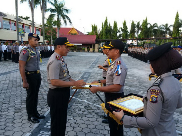 2 Kapolres Terima Penghargaan dari Kapolda Riau